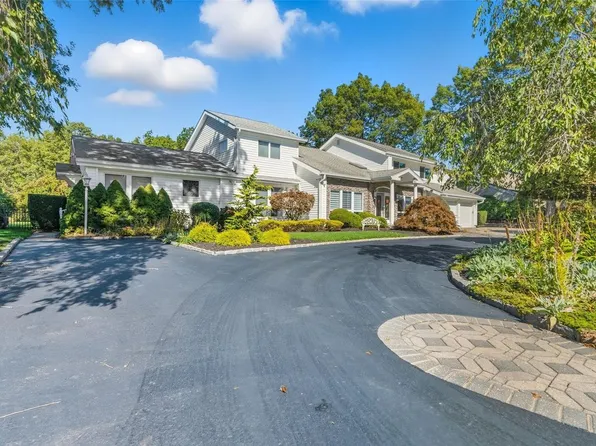 28 Annandale Rd, Commack, NY 11725