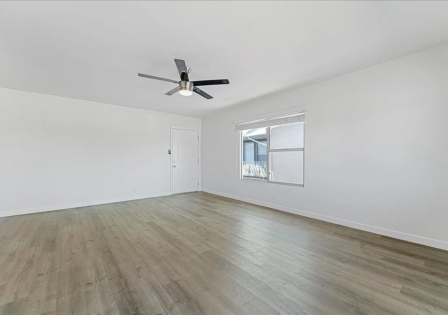 Beautiful One Bedroom Apartment Available In The Heart of Long Beach! — Photo 2