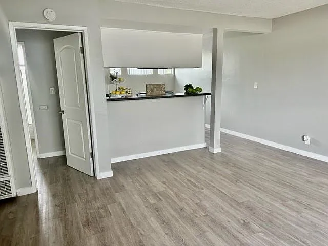 Country Club Apartments — Photo 20