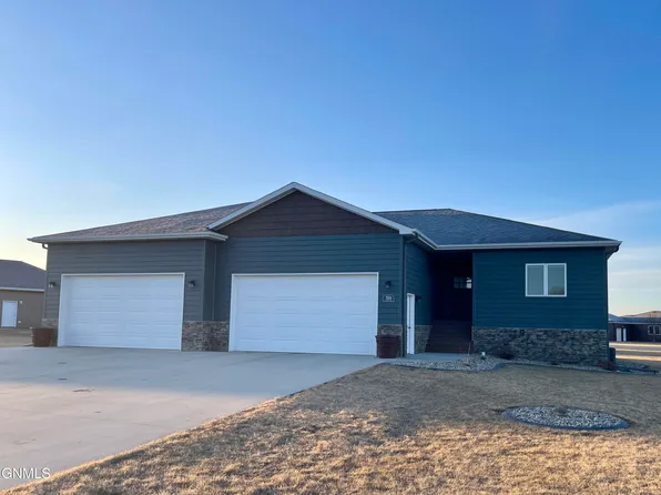 709 Evergreen Cir NW, Jamestown, ND 58401
