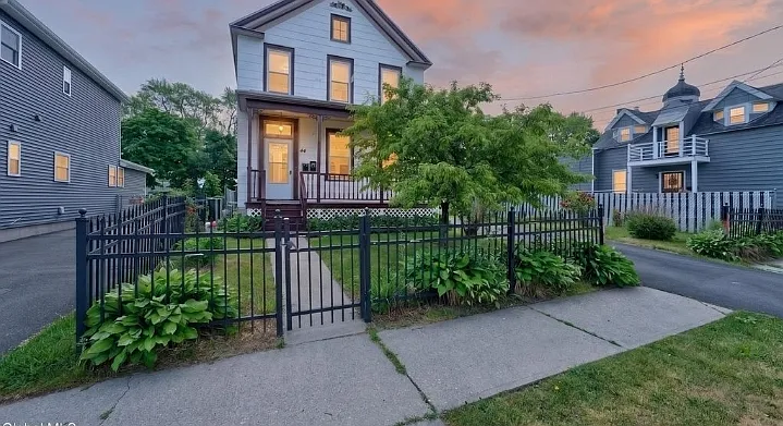Masten Ave — Photo 1