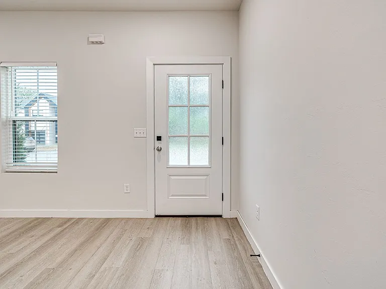 612 W 2nd St #100 — Photo 12