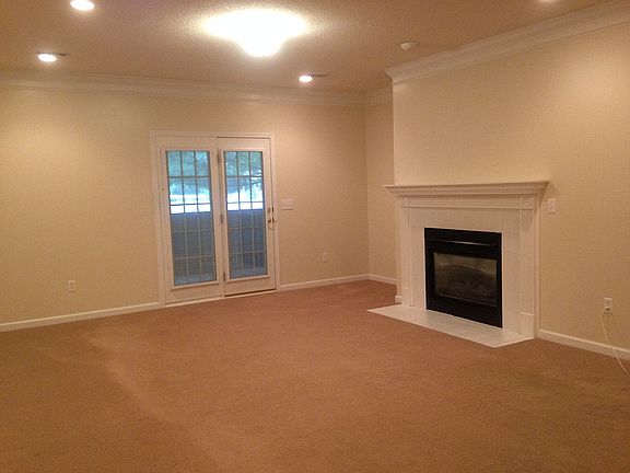 Roomy living room 