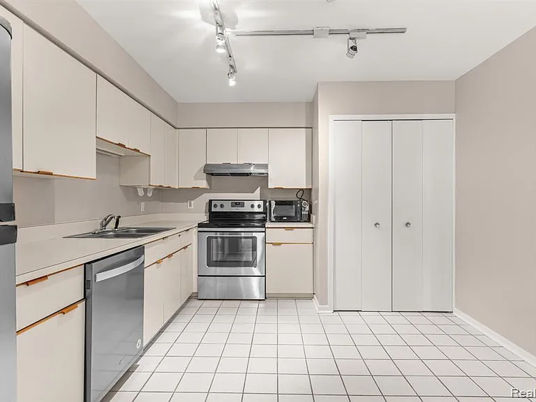 644 Ashley Cir — Photo 8