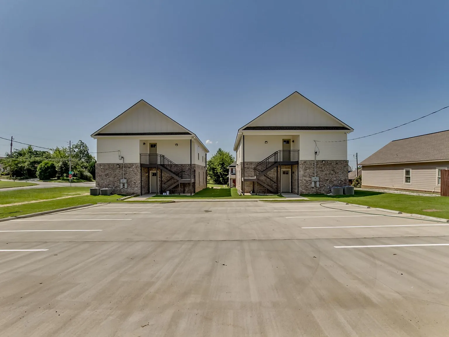 3 bed, 3.5 bath, 1500 sqft, $2,500 — Photo 3