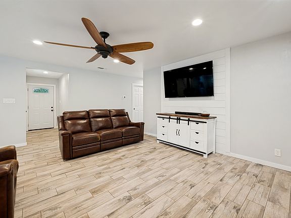 4th image of 812 Ridgeway Rd