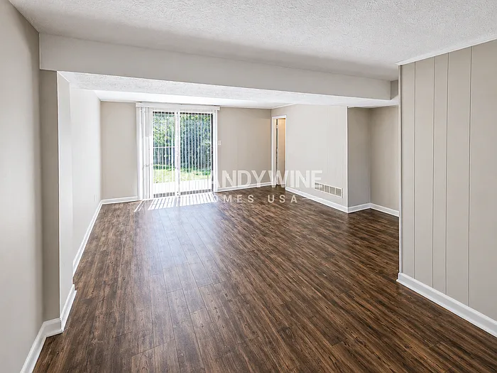 4 bed, 2.0 bath, 1400 sqft, $1,873 — Photo 4