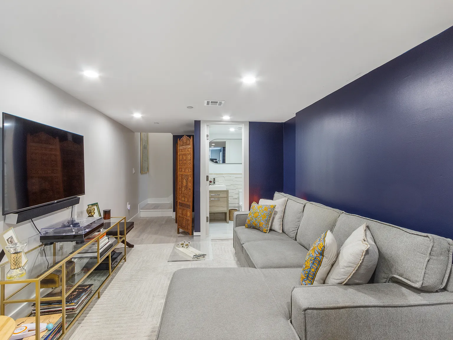 573 Gates Avenue — Photo 2