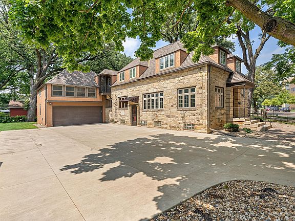 5th image of 907 1st Dr NW