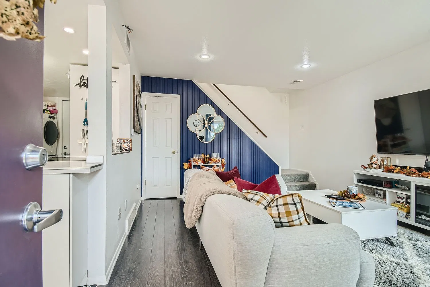 2 bed, 824 sqft, $2,100 — Photo 1