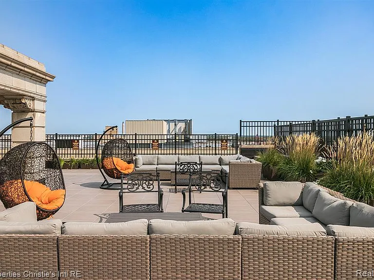 15 E Kirby St #829 — Photo 32