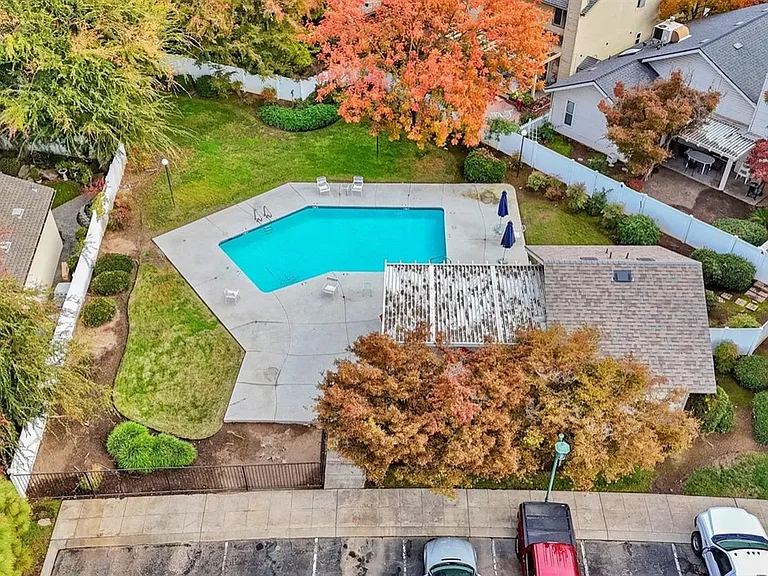 N Woodlawn Dr — Photo 28