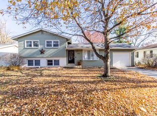 1211 Sandburg Dr, Bloomington, IL 61704