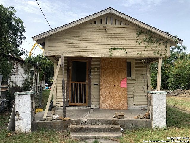 1st image of 922 E Crockett St