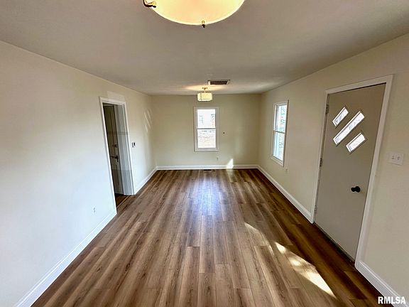 3rd image of 585 Cherry St