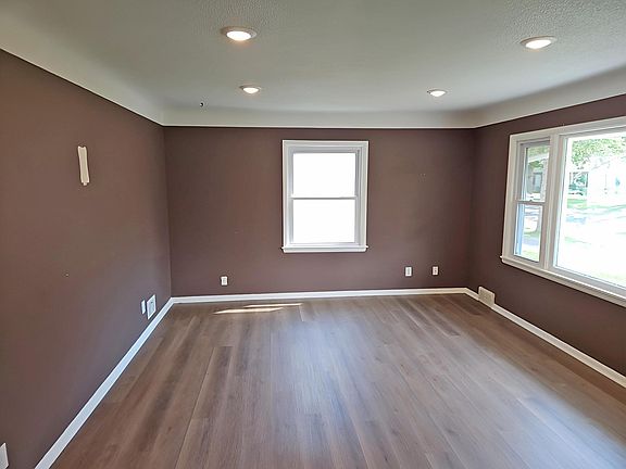 5th image of 4651 6th St NE