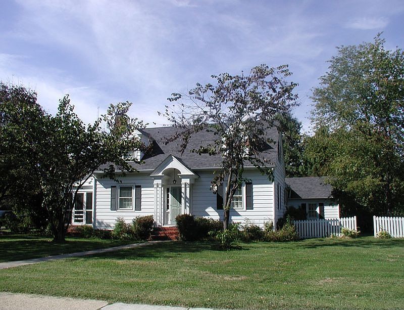 1st image of 204 E Campus Ave