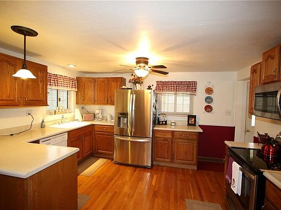 3rd image of 317 Spruce Aly