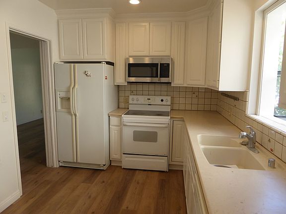 3rd image of 934 E Angeleno Ave