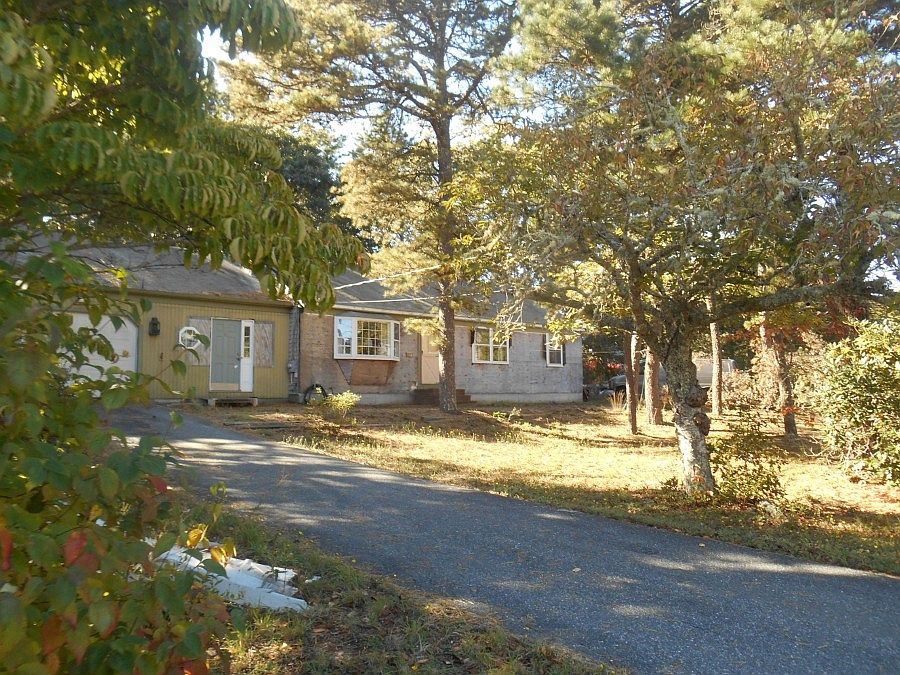 2nd image of 14 Bay Pine Rd