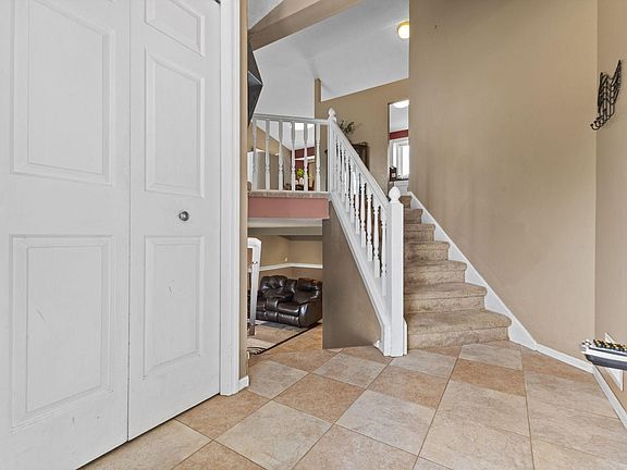 3rd image of 5464 Golfview Cir N