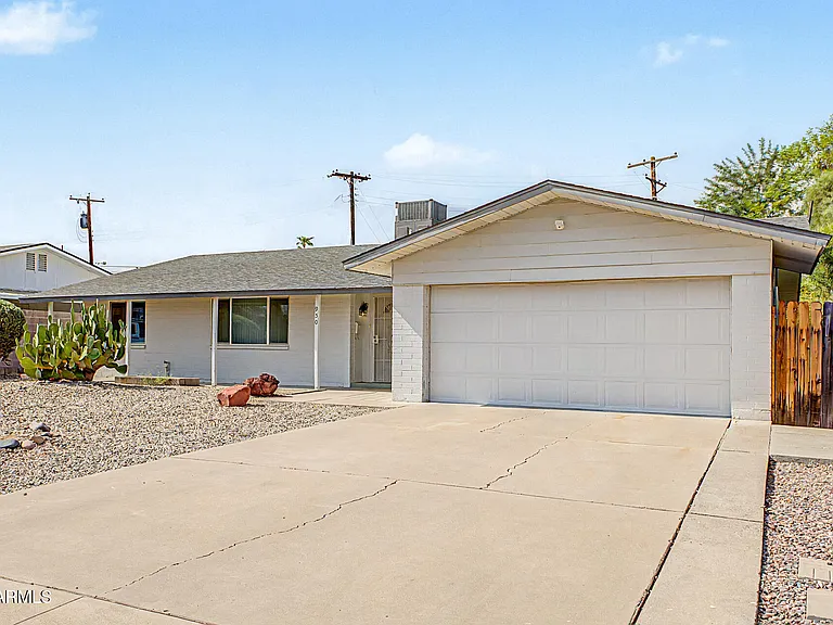 950 E Lilac Dr — Photo 2
