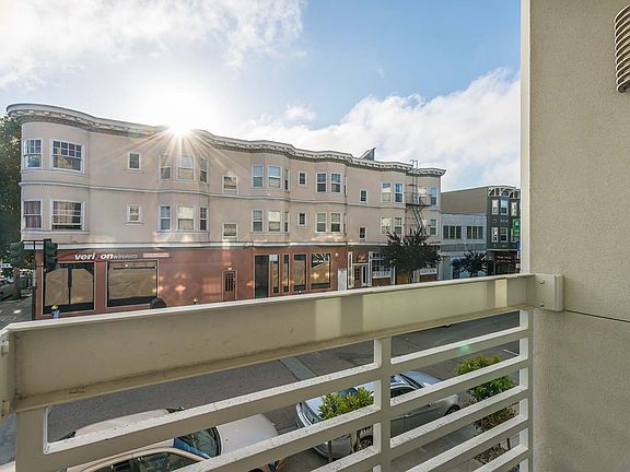 3rd image of 2298 Lombard St #202