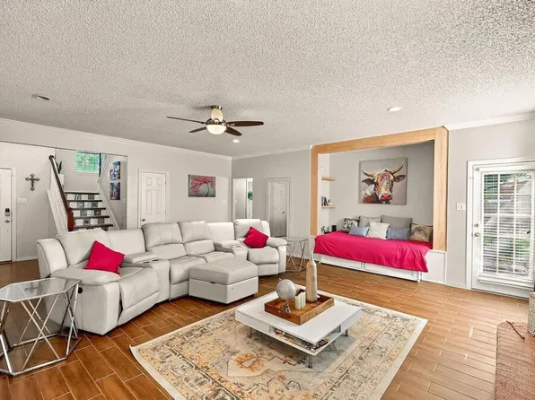 1243 Cross Creek Dr, Kennedale, TX