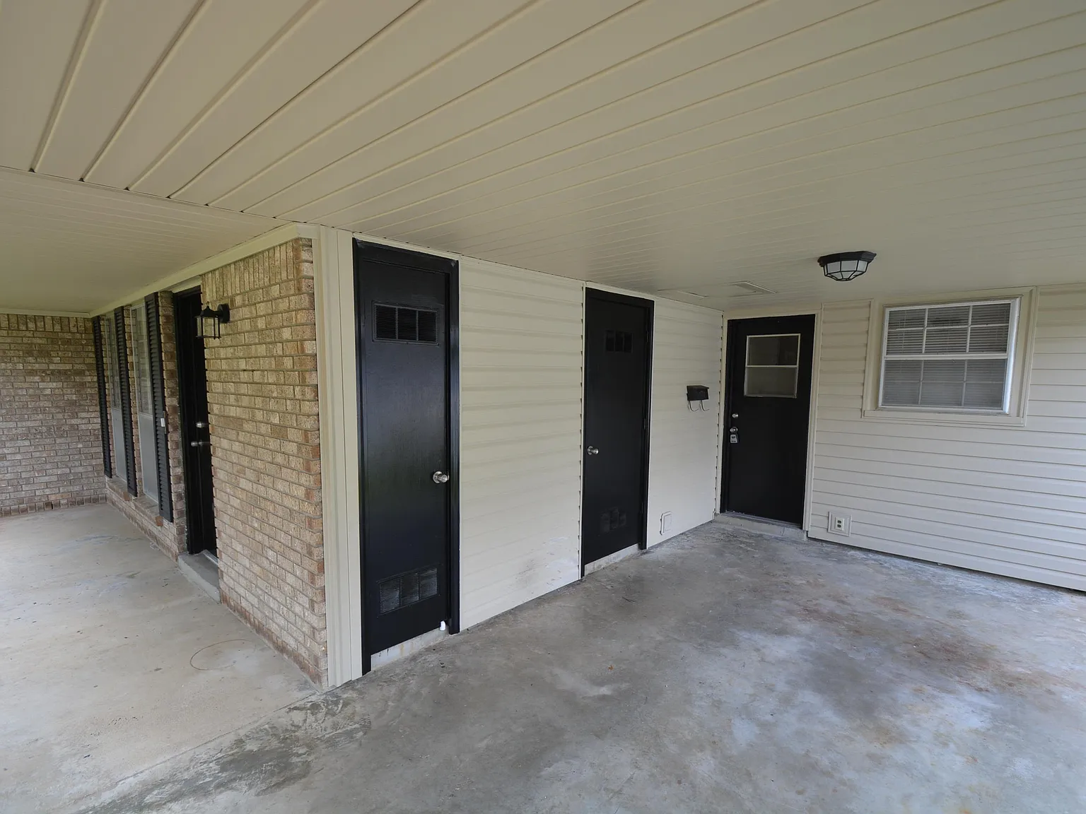 3 bed, 1.5 bath, 1072 sqft, $1,100 — Photo 2