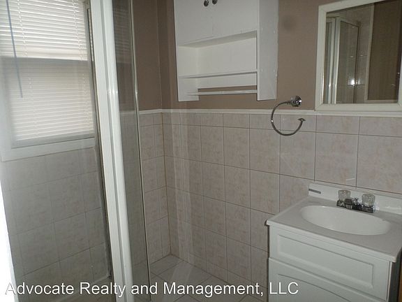 5th image of 603 Greenbay Ave #2