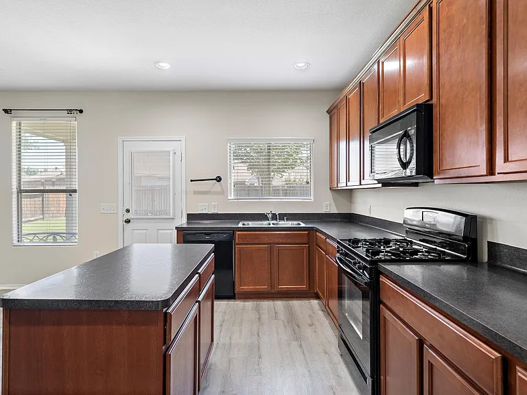 1418 S Maple Dr — Photo 8