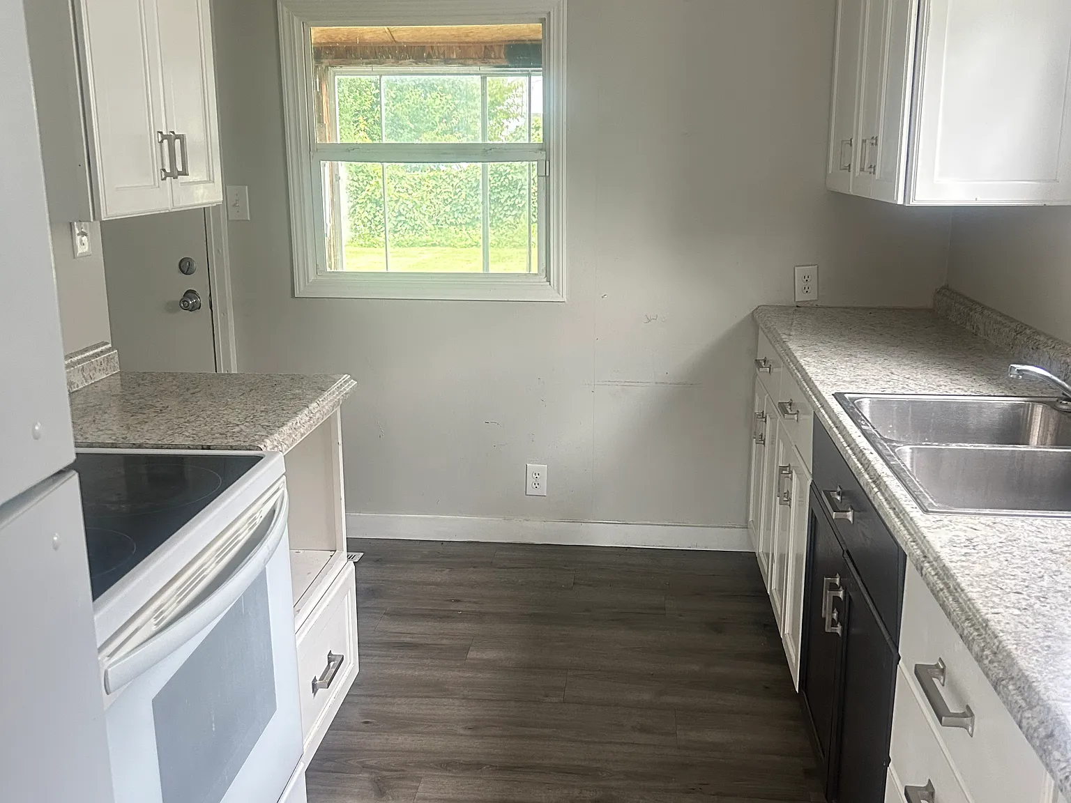 3 bed, 768 sqft, $1,400 — Photo 2