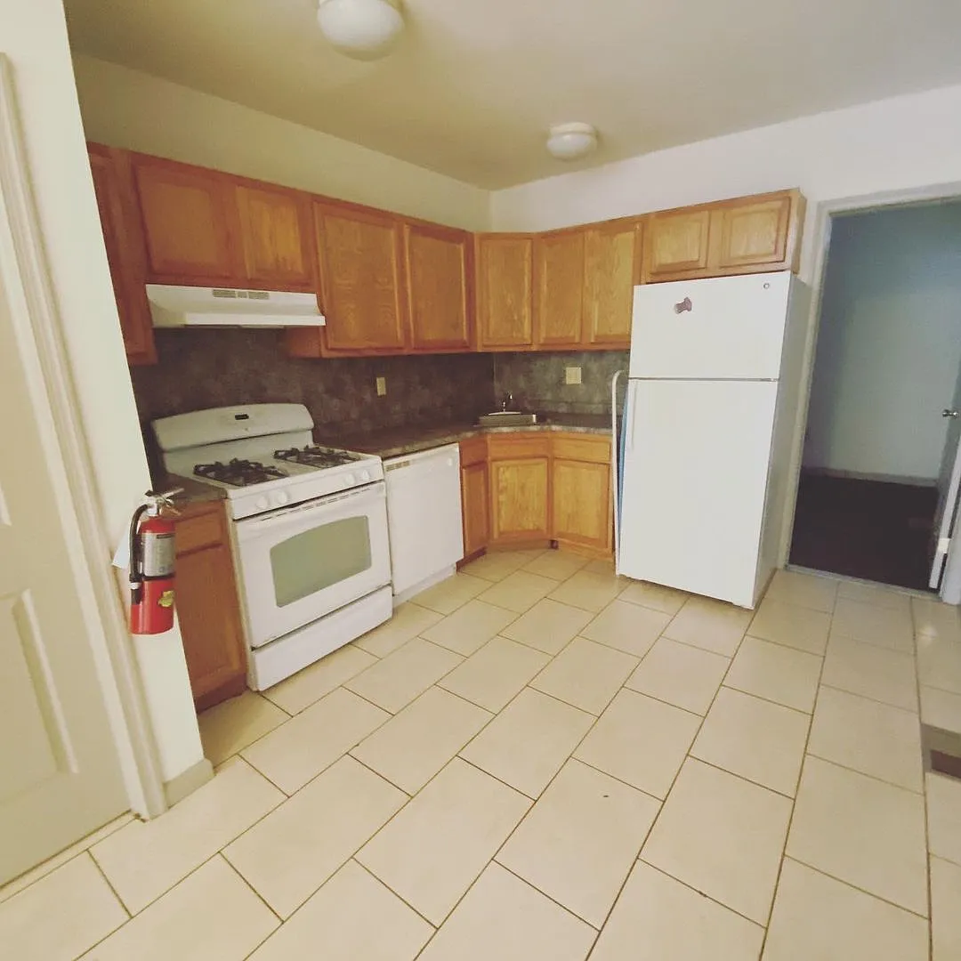 4 Bedroom House steps from Temple University — Photo 2