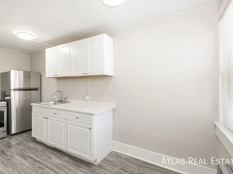 970 N Pearl St #10 — Photo 8