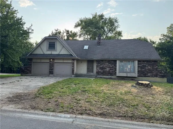 1600 NE Dana Dr, Blue Springs, MO 64014