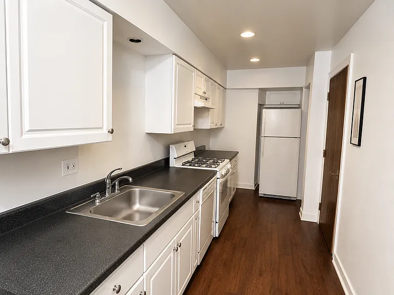 644 W Oakdale Ave #1F — Photo 1