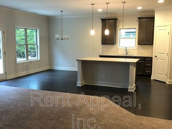 4th image of 18 Hartwell Ln
