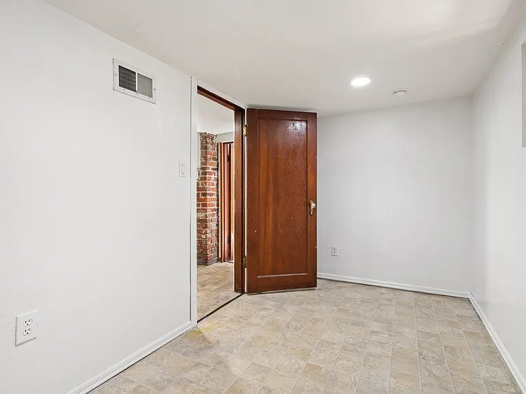 709 McKenzie Ave — Photo 29