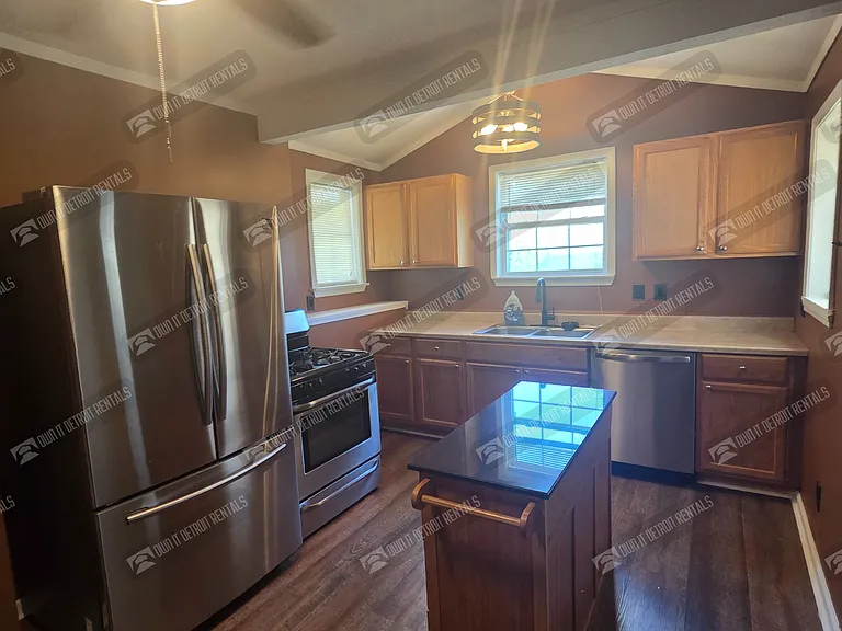 22889 Oakwood Ave — Photo 26