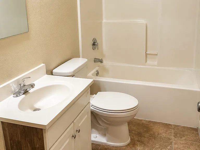Colonial Manor — Photo 18
