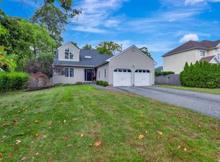 82 Holiday Blvd, Center Moriches, NY 11934