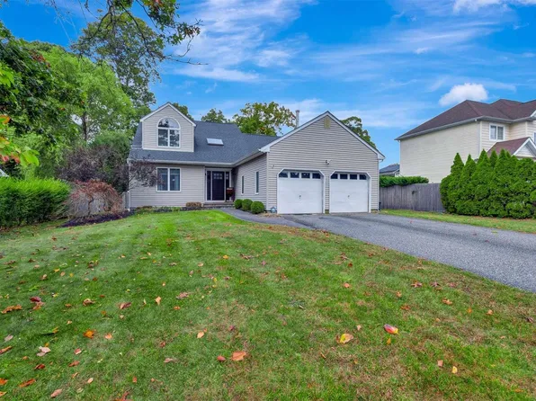 82 Holiday Boulevard, Center Moriches, NY 11934