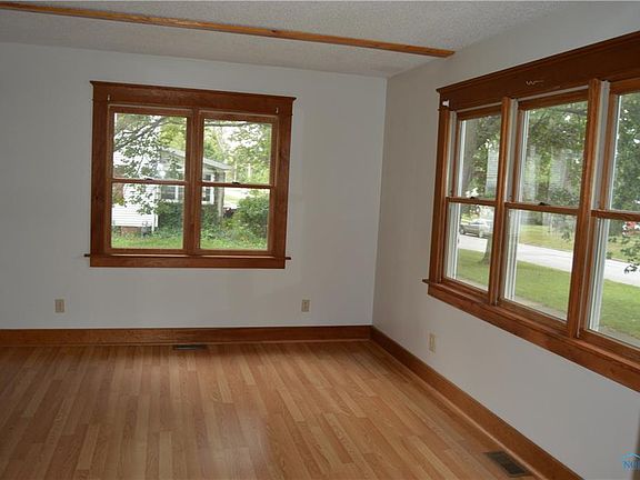 5th image of 422 E 5th St