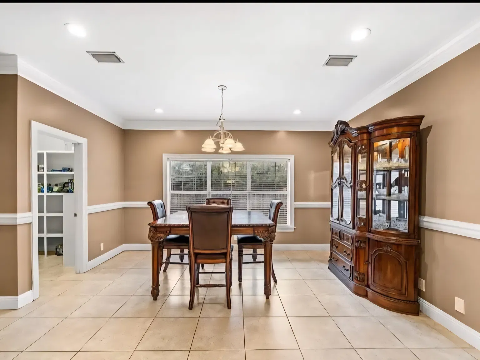 5 bed, 4300 sqft, $3,200 — Photo 4