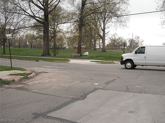3rd image of 517 W 27th St