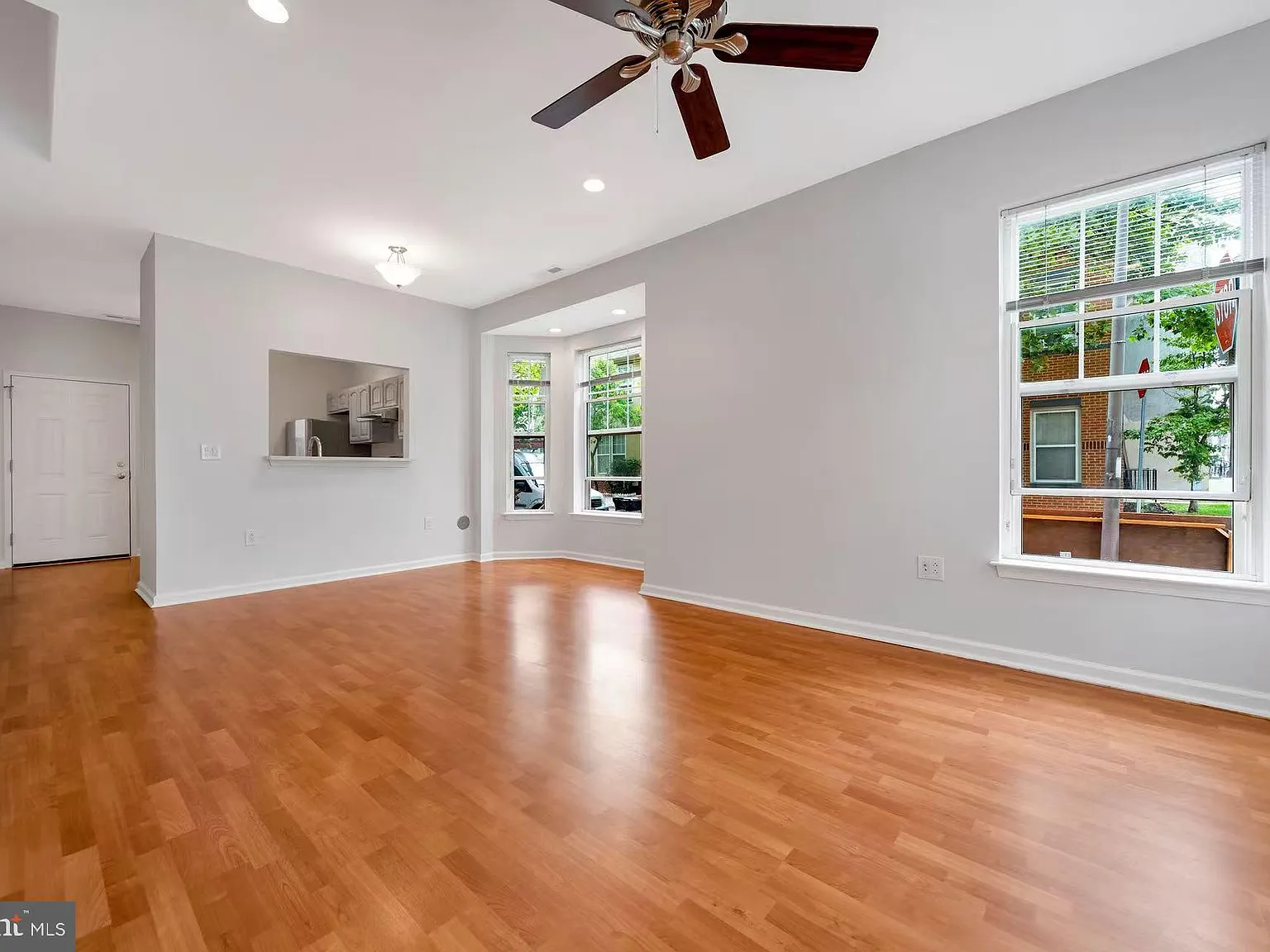 4 bed, 3.0 bath, 1800 sqft, $3,600 — Photo 2