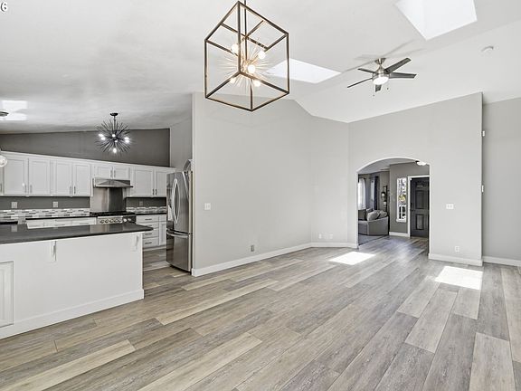 2nd image of 6819 Simeon Dr