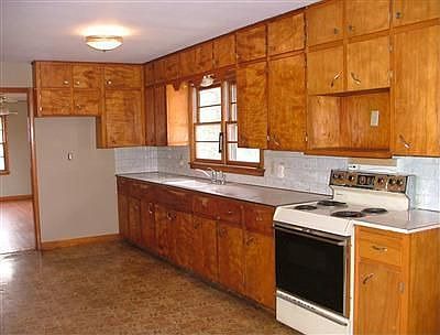 2nd image of 305 Rider St
