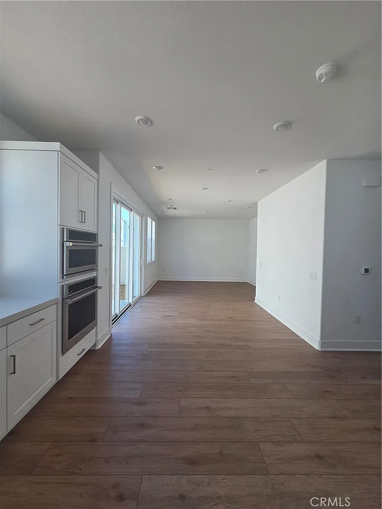 3 bed, 2.5 bath, 1934 sqft, $5,800 — Photo 4