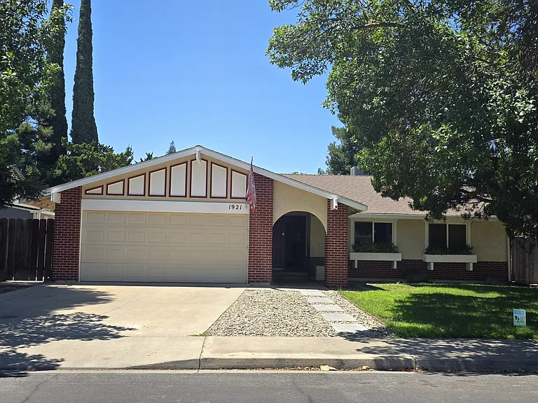 1921 Temescal Dr — Photo 2